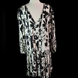 Rusttydustty Brand Dress Size 2X Black & Off White Floral EUC